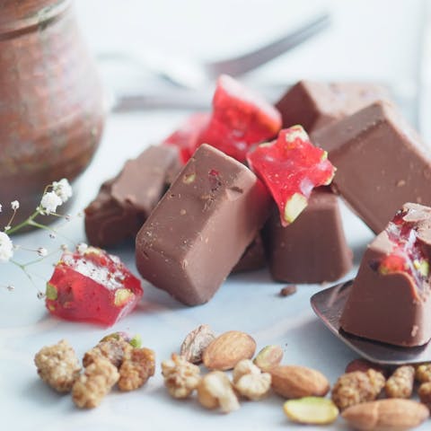 Flowers and Chocolate Delivery with FloraQueen: A Perfect Combination for Special Occasions