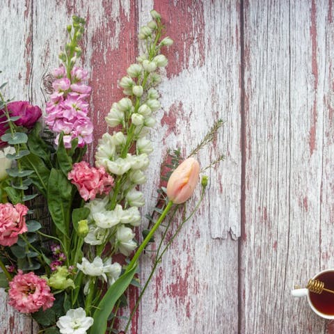 The Art of Flower Arranging: Creating Stunning Bouquets for Your Wife