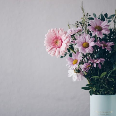 Flowers on the First Date: A Blooming Gesture of Romance