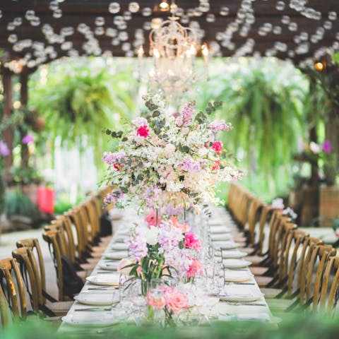 Tips for Dinner Party Themes, Matching Flowers and Décor